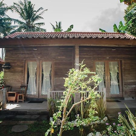 Acala Hostel & Reef Bar Toyapakeh Exterior photo